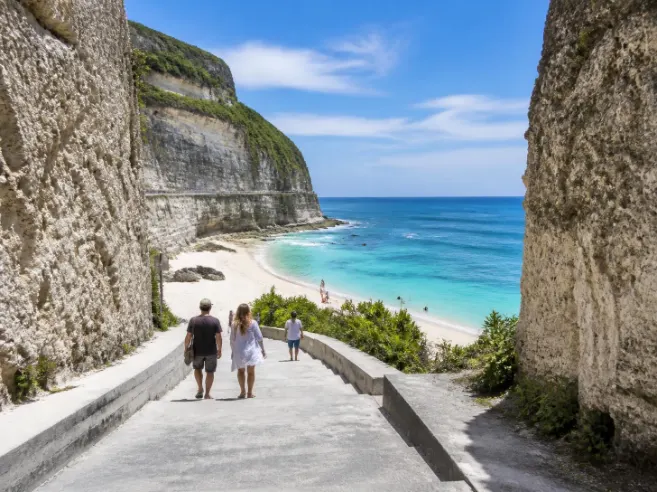Paket Tour GWK & Pantai Melasti
