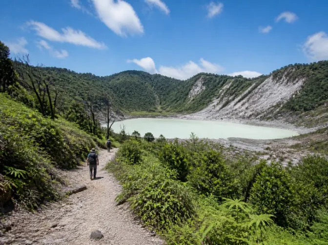 Paket Tour Telaga Bodas