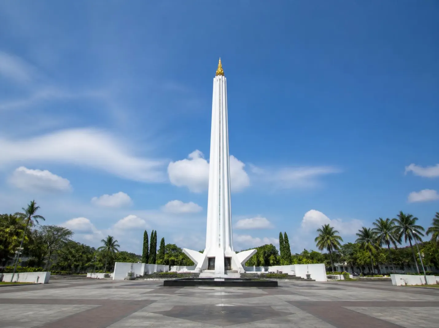 Paket Tour Tugu Pahlawan